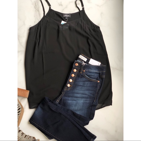 V-neck cami in black. Sheer trim. M - Picture 3 of 8